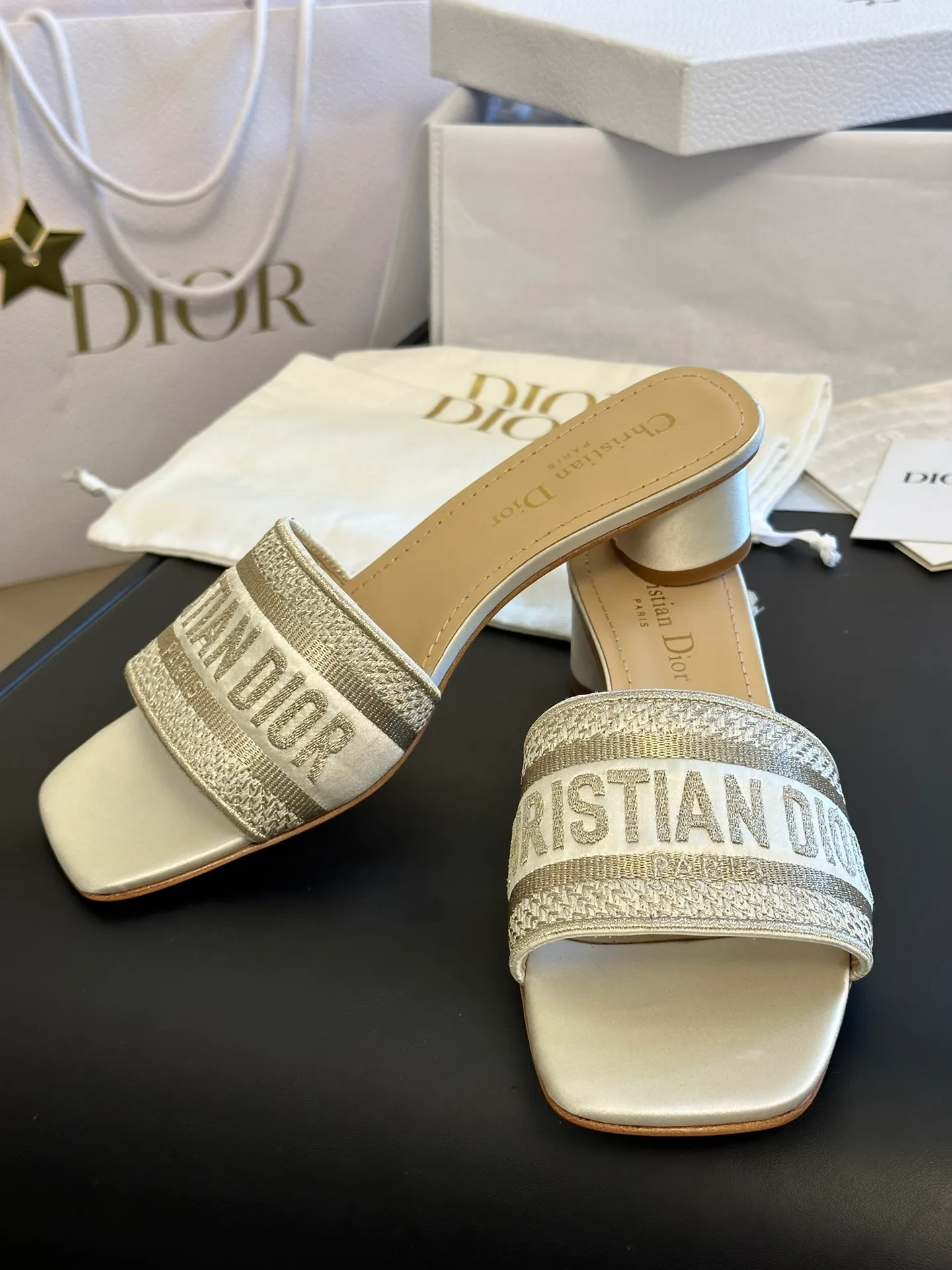 👟👟Ex-factory price 440👟👟 Women's shoes Women's clothing Women's shoes Women's clothing Dior • Dior 2025 DWAY spring and summer new one-word embroidered slippers version CD letter logo three-dimensional embroidery cylindrical heel sandals Square toe thick heel jelly color open-toe slippers Upper: Original consistent high-temperature water-soluble cotton electro-embroidered technical silk fabric Lining: Water-dyed sheepskin lining Outsole: Italian genuine leather outsole Heel height: 3.5CM Code number: 35-40